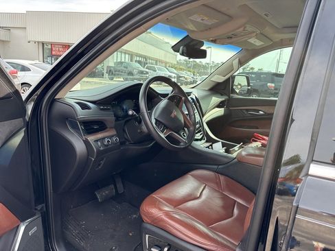 Used 2017 Cadillac Escalade Premium Luxury image 6