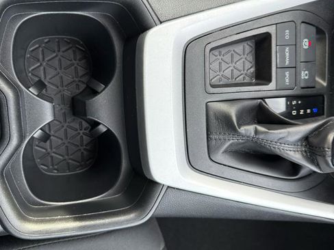 Used 2020 Toyota RAV4 LE image 31