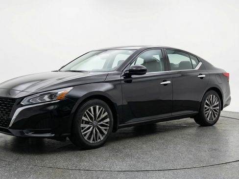 Used 2025 Nissan Altima 2.5 SV FWD image 3
