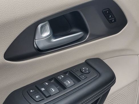 Used 2024 Chrysler Pacifica Touring-L image 12