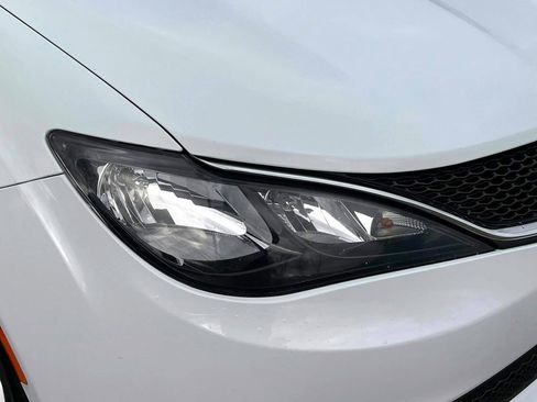 Certified 2021 Chrysler Voyager Lxi image 8