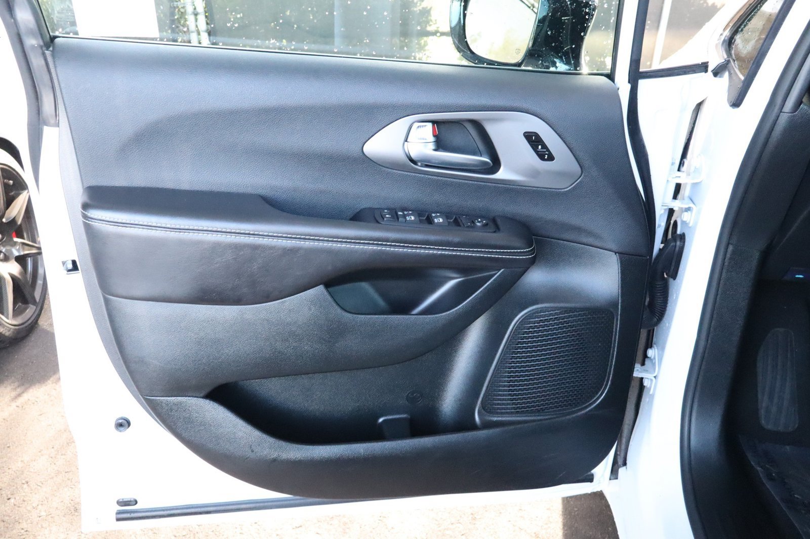 Used 2026 Chrysler Pacifica Select FWD image 18