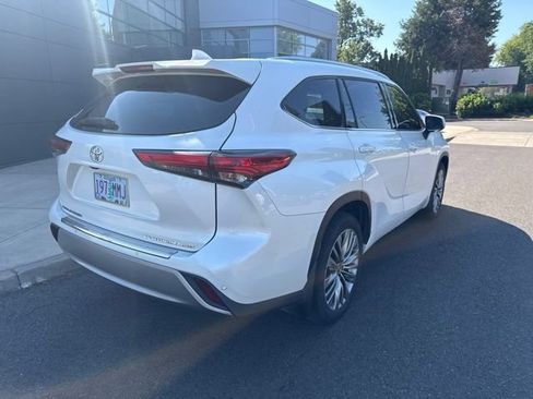 Used 2020 Toyota Highlander Platinum AWD/4WD image 3
