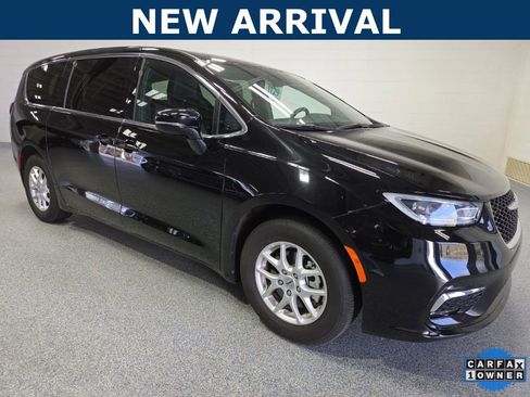 Used 2025 Chrysler Pacifica Select FWD image 1