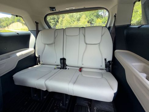 New 2026 Kia Carnival EX FWD image 30