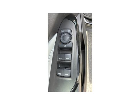 Used 2025 Chevrolet Trax LT FWD image 12