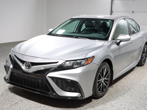 Used 2024 Toyota Camry SE w/ Cold Weather Package FWD image 29
