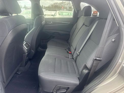 Used 2016 Kia Sorento L image 11