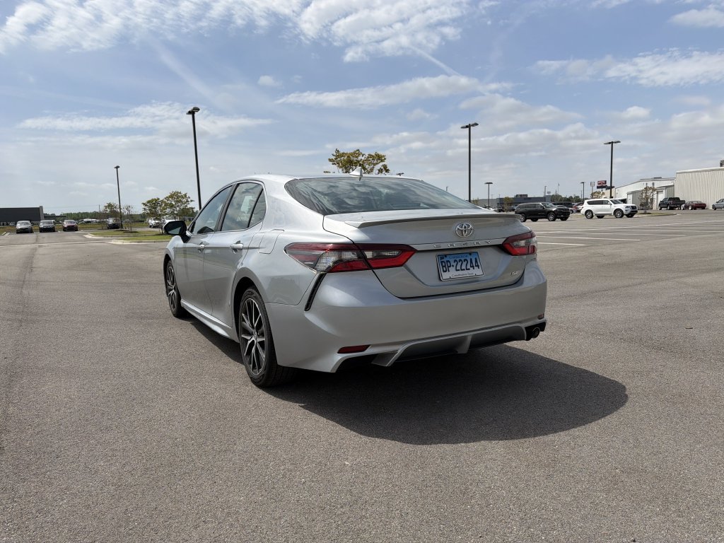 Used 2023 Toyota Camry SE FWD image 3