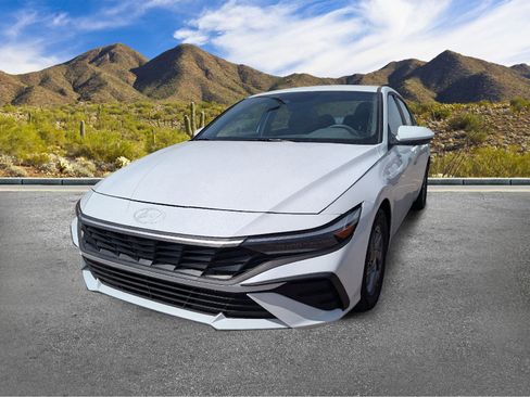 Used 2025 Hyundai Elantra SE FWD image 2