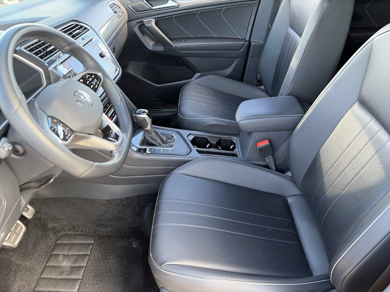Used 2024 Volkswagen Tiguan SE R-Line FWD image 18