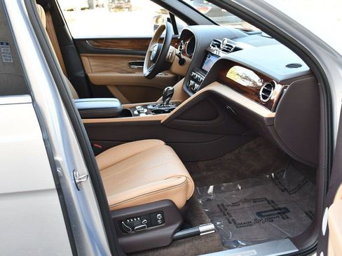Used 2023 Bentley Bentayga Extended Wheelbase AWD/4WD image 23