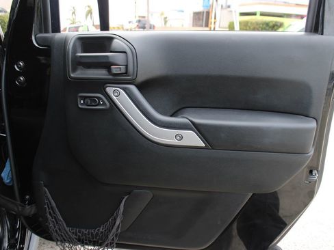 Used 2017 Jeep Wrangler Rubicon w/ Connectivity Group image 36