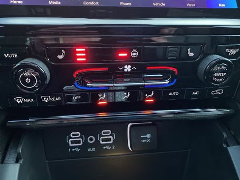 Used 2024 Jeep Grand Cherokee Limited w/ Black Appearance Package image 13