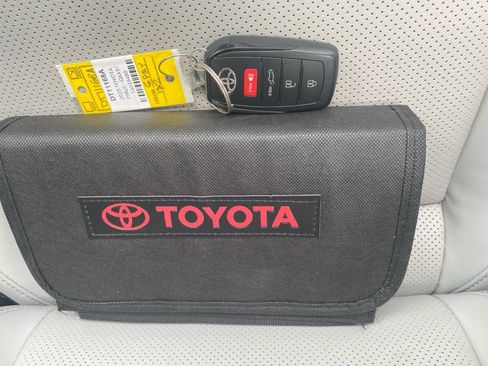 Used 2025 Toyota Prius Limited FWD image 38