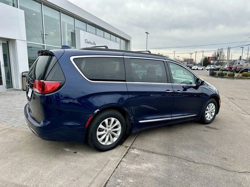 Used 2017 Chrysler Pacifica Touring-L image 7