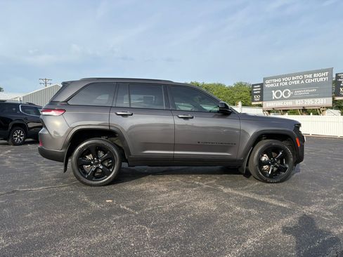 Used 2023 Jeep Grand Cherokee Altitude AWD/4WD image 14