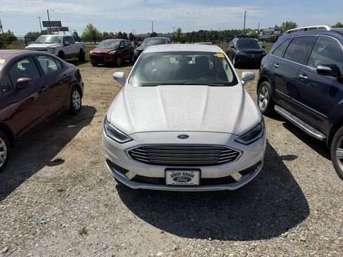 Used 2018 Ford Fusion SE w/ Fusion SE Technology Package image 2