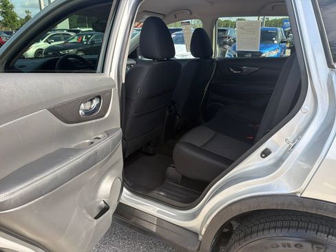 Used 2018 Nissan Rogue SV w/ Premium Package FWD image 22