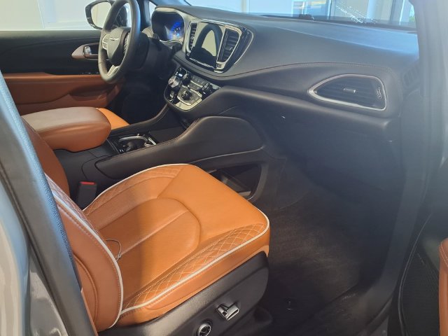 Used 2025 Chrysler Pacifica Pinnacle AWD/4WD image 27