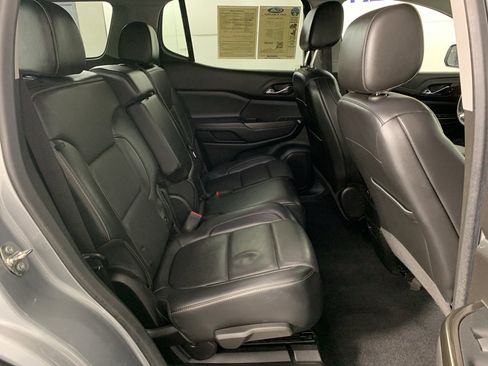 Used 2023 GMC Acadia SLT image 40