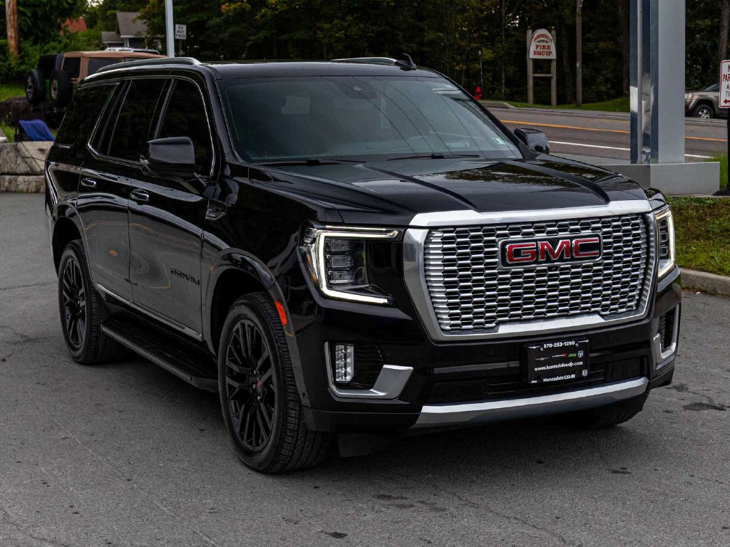 Used 2024 GMC Yukon Denali w/ Advanced Technology Package AWD/4WD image 3