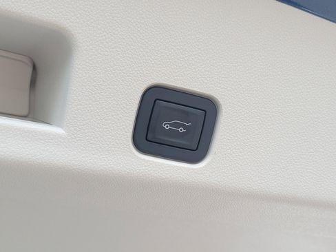 Used 2025 Buick Enclave Avenir FWD image 9