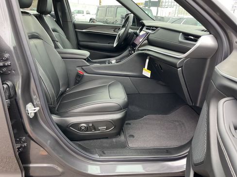 New 2025 Jeep Grand Cherokee Limited w/ Black Appearance Package image 34