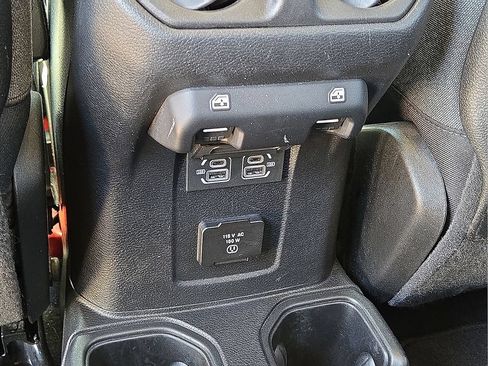 Used 2025 Jeep Wrangler Unlimited Rubicon AWD/4WD image 16
