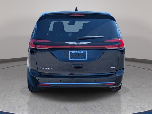 New 2026 Chrysler Pacifica Select AWD/4WD image 6