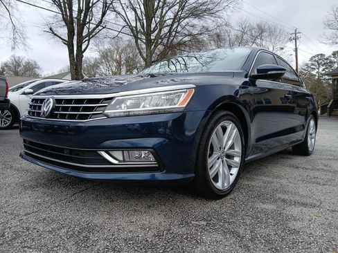 Used 2018 Volkswagen Passat 2.0T SE image 2