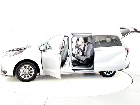 Used 2024 Toyota Sienna LE image 10