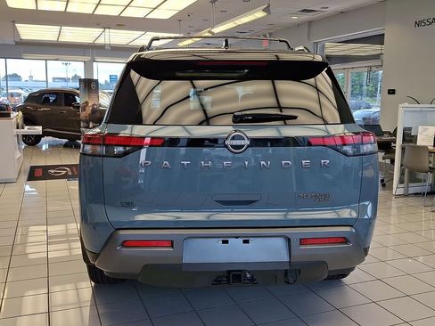 Certified 2026 Nissan Pathfinder Platinum w/ Lighting Package AWD/4WD image 5