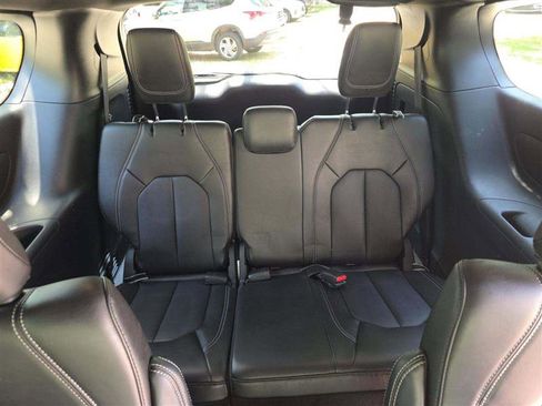 Used 2026 Chrysler Pacifica Select FWD image 9