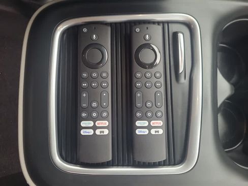 Used 2023 Chrysler Pacifica Touring-L w/ Uconnect Theater Family Group FWD image 13