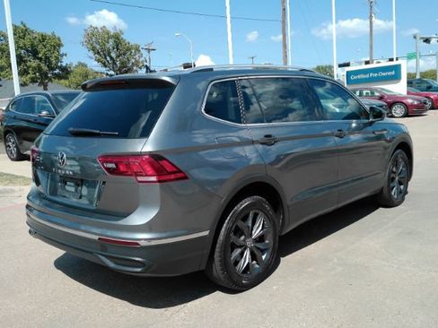 Used 2022 Volkswagen Tiguan SE w/ Panoramic Sunroof Package FWD image 11