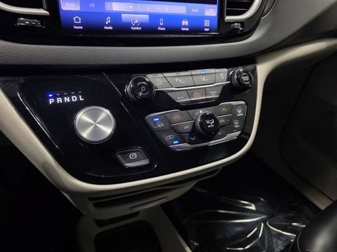 Used 2023 Chrysler Pacifica Touring-L FWD image 18