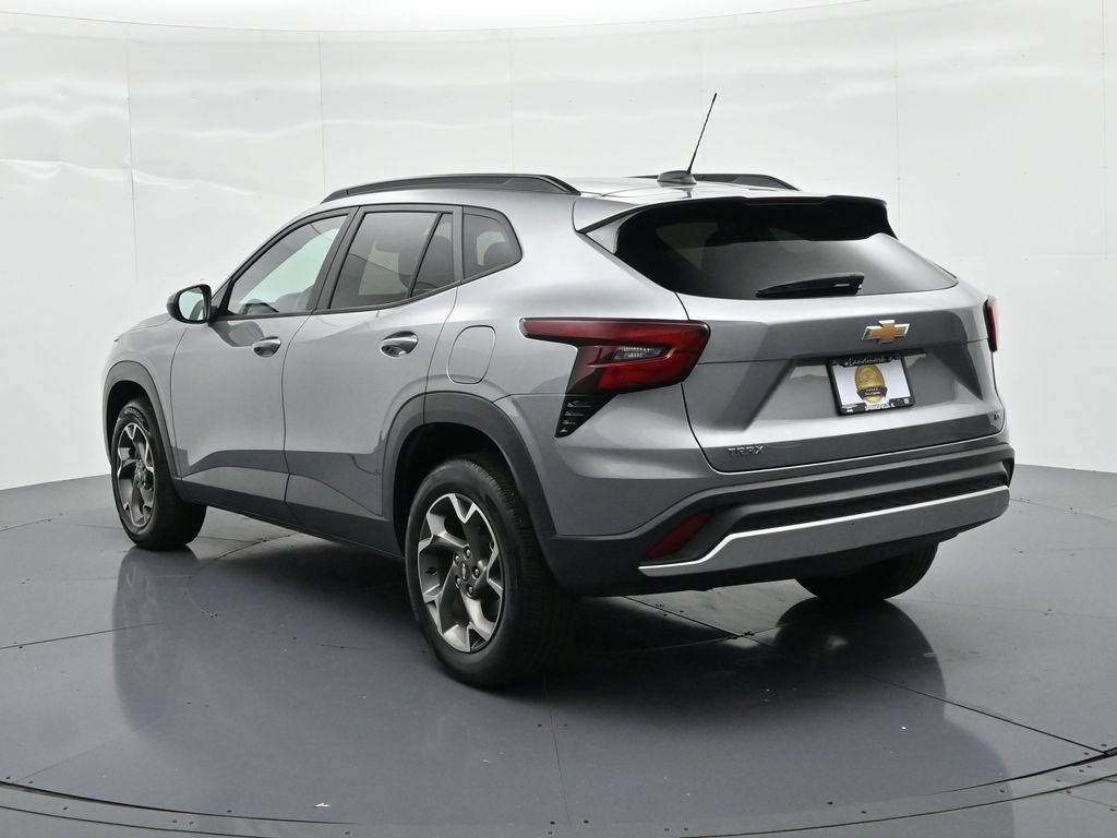 Used 2025 Chevrolet Trax LT FWD image 8