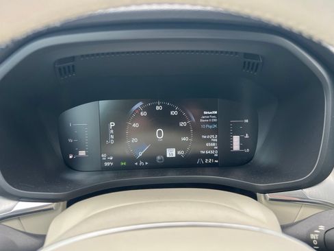 Used 2019 Volvo XC60 T5 Momentum w/ Premium Package FWD image 13
