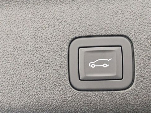 Used 2025 Chevrolet Tahoe High Country image 33