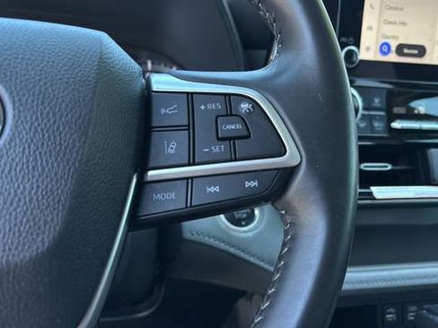 Used 2024 Toyota Highlander LE FWD image 21