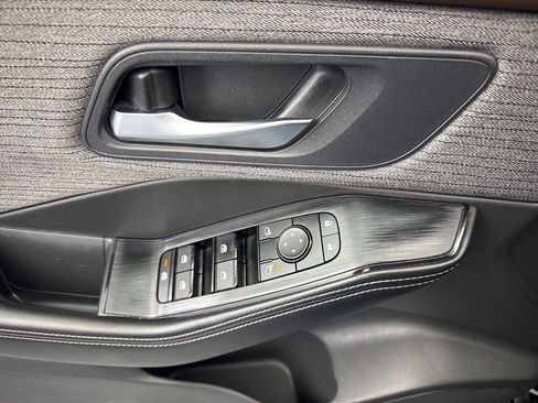 Used 2023 Nissan Rogue SV image 27