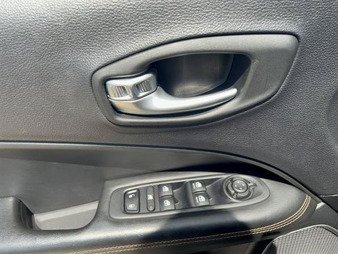 Used 2018 Jeep Compass Limited w/ Navigation Group AWD/4WD image 11