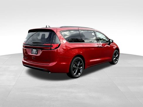 New 2026 Chrysler Pacifica Limited w/ Uconnect Theater Family Group image 8