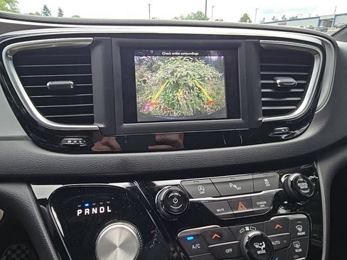 Used 2019 Chrysler Pacifica Touring Plus w/ S Appearance Package FWD image 21