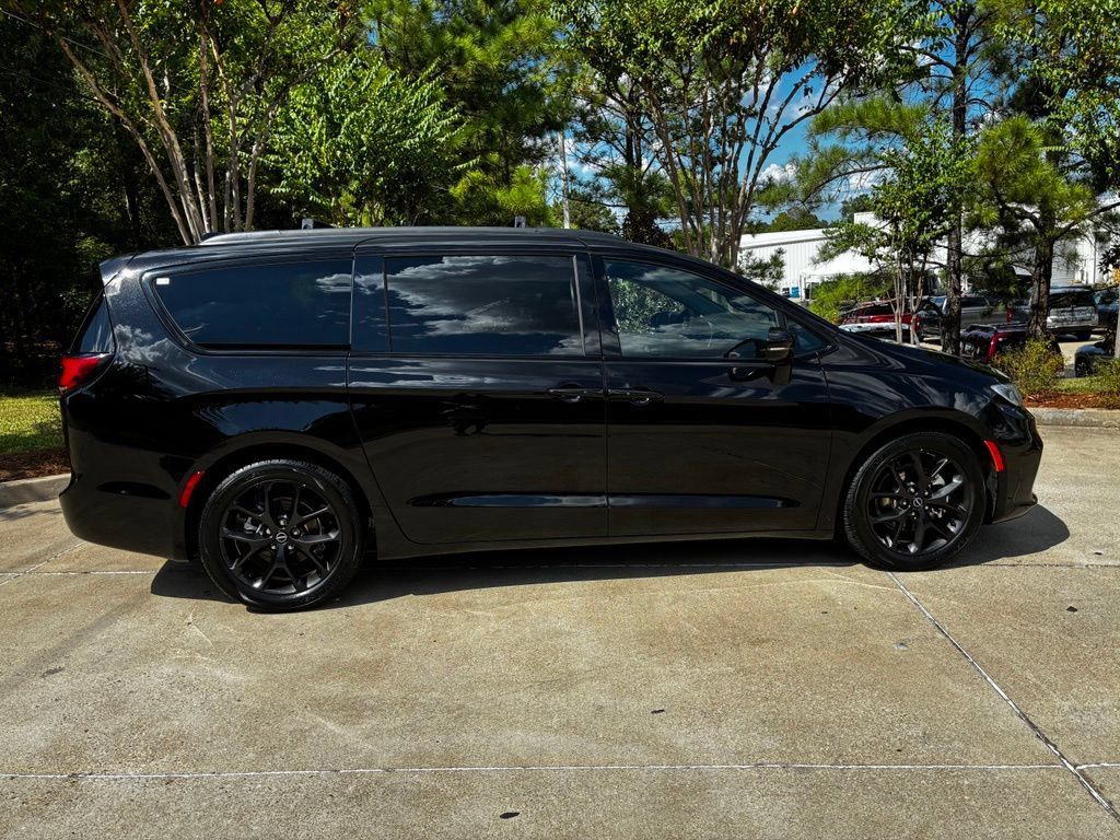 Used 2025 Chrysler Pacifica Limited FWD image 5