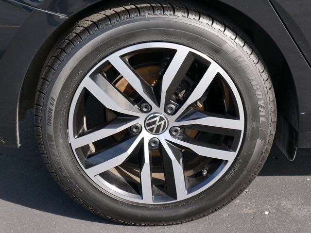Used 2025 Volkswagen Jetta SE FWD image 5