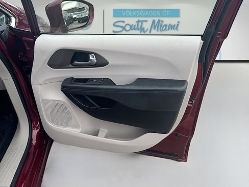 Used 2021 Chrysler Pacifica Touring-L w/ Premium & Safety Sphere Group FWD image 31