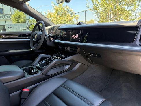Certified 2024 Porsche Cayenne Coupe AWD/4WD image 26