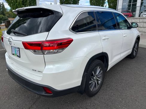 Used 2017 Toyota Highlander XLE AWD/4WD image 4